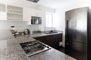 Køleskab, mikrobølgeovn, ovn, kogeplade