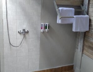 Bungalow | Badkamer | Een douche, een regendouche, designer toiletartikelen, een bidet