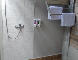 Bangalô | Banheiro | Chuveiro, chuveiro com efeito de chuva, produtos de toalete de grife
