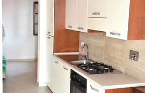 Frigorifero, forno, piano cottura, lavastoviglie