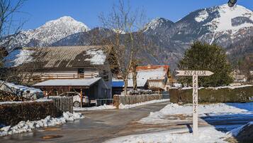 Une enseigne pour les appartements Rozalija, avec une chaîne de montagnes en arrière-plan.