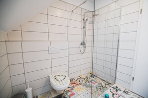 Apartment (Two bedroom apartment Rozalija 2) | Bathroom | Shower, towels