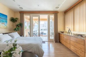 4 bedrooms, desk, iron/ironing board, free WiFi