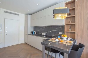 Fridge, oven, stovetop, dishwasher