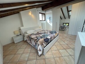 2 bedrooms, travel cot, free WiFi, bed sheets - Apartment in country villa with traditional DOP vinegar cellar (Ravarino)