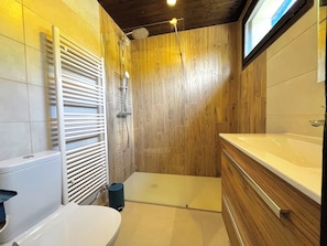 A bathroom with a shower, toilet, and bathtub. - Apartment with balcony close to the slopes (La Clusaz)