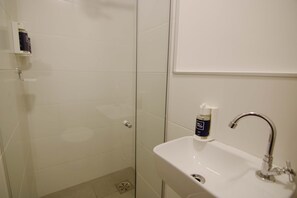Shower, rainfall showerhead, free toiletries, towels - Samba Belo Horizonte Vintage (Belo Horizonte)