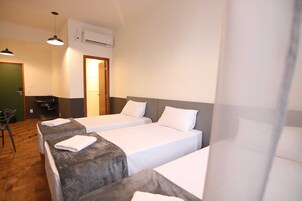 Quarto superior, 3 camas de solteiro | Escrivaninha, espaço de trabalho para notebook, Wi-Fi de cortesia