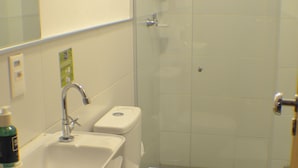 A bathroom with a sink, toilet, and shower. - Samba Belo Horizonte Vintage (Belo Horizonte)