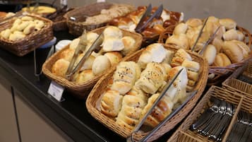 Termasuk sarapan segera setiap hari