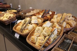 Café da manhã para viagem grátis todos os dias