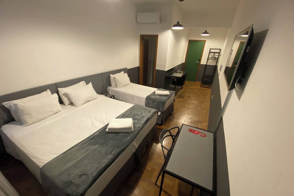 Quarto superior | Desk, laptop workspace, WiFi (free), bed sheets