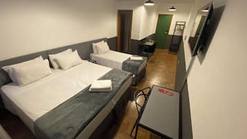 Quarto superior | Desk, laptop workspace, free WiFi, bed sheets