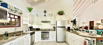 Wonderful West Coast villa. 5 Minute walk to 2 beaches