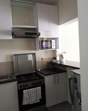 冰箱、微波炉、炉灶