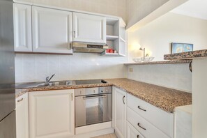 Fridge, oven, stovetop, coffee/tea maker