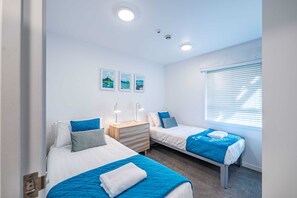 2 habitaciones, tabla de planchar con plancha, wifi y ropa de cama 