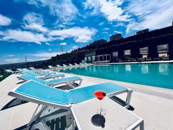 Alberca al aire libre por temporada y sombrillas en la alberca