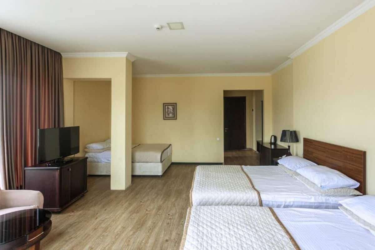 Soundproofing, free WiFi, bed sheets