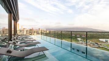 Piscina externa, funciona das 10h às 22h, espreguiçadeiras