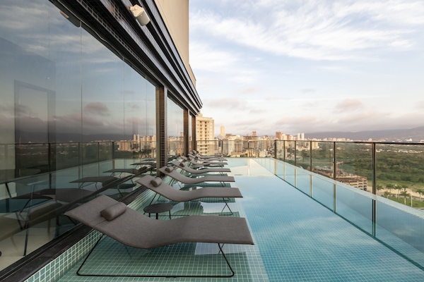 Piscina externa, funciona das 10h às 22h, espreguiçadeiras