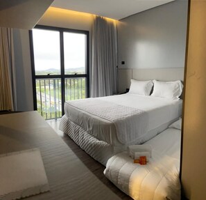 Deluxe Triple Room, Multiple Beds | Minibar, in-room safe, soundproofing, iron/ironing board - Tri Hotel Premium Itapema (Itapema)