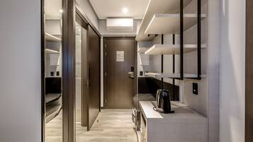 Frigobar, cofres nos quartos, quartos à prova de som