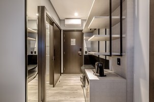 Minibar, caja de seguridad en la habitación y sistema de insonorización 