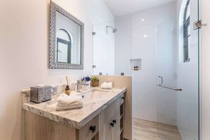 Dusche, Haartrockner, Handtücher