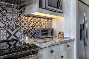 Een koelkast, een microgolfoven, een oven, een kookplaat