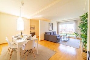 Penthouse | Wohnbereich | 40-Zoll-Smart-TV mit Digitalempfang, Fernseher