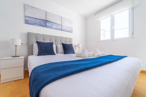 Tabla de planchar con plancha, wifi gratis y ropa de cama