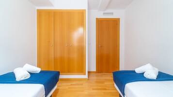 3 slaapkamers, een strijkplank/strijkijzer, gratis wifi, beddengoed