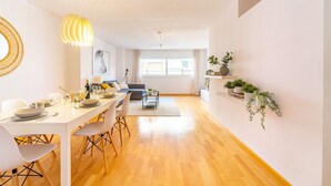 En 40-tommers smart-TV med digitale kanaler samt TV