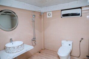 Tina con regadera, tina de hidromasaje, bidet, shampoo 