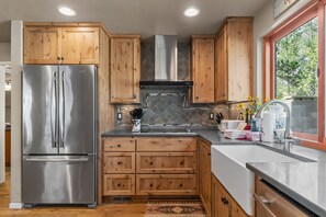 Fridge, microwave, oven, stovetop - TANO28 - Spacious Retreat, A/C, Gas Fireplace, Hot Tub, Ping Pong (Sunriver)