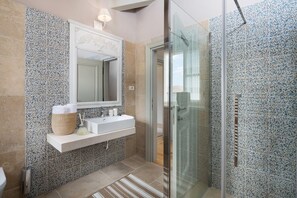 Douche, séchoir à cheveux, serviettes fournies, savon