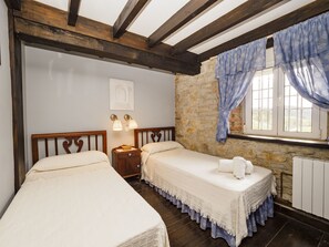 6 bedrooms, iron/ironing board, WiFi