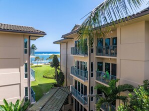 Property grounds - G407 - Corner Penthouse Balcony Ocean Views, AC, Pool, Spa - Steps from Beach! (Kapaa)