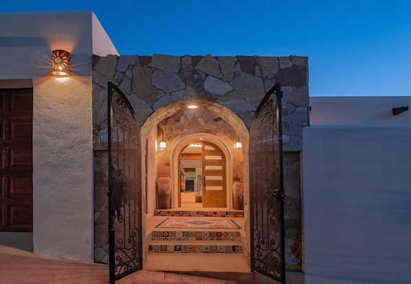 Exterior detail - La Casa Bendecida: Mexican Charm & Outstanding Amenities. Promos available. (Cabo San Lucas)