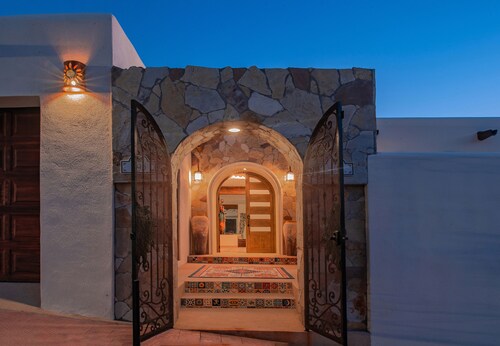 La Casa Bendecida: Mexican Charm & Outstanding Amenities. Promos available.
