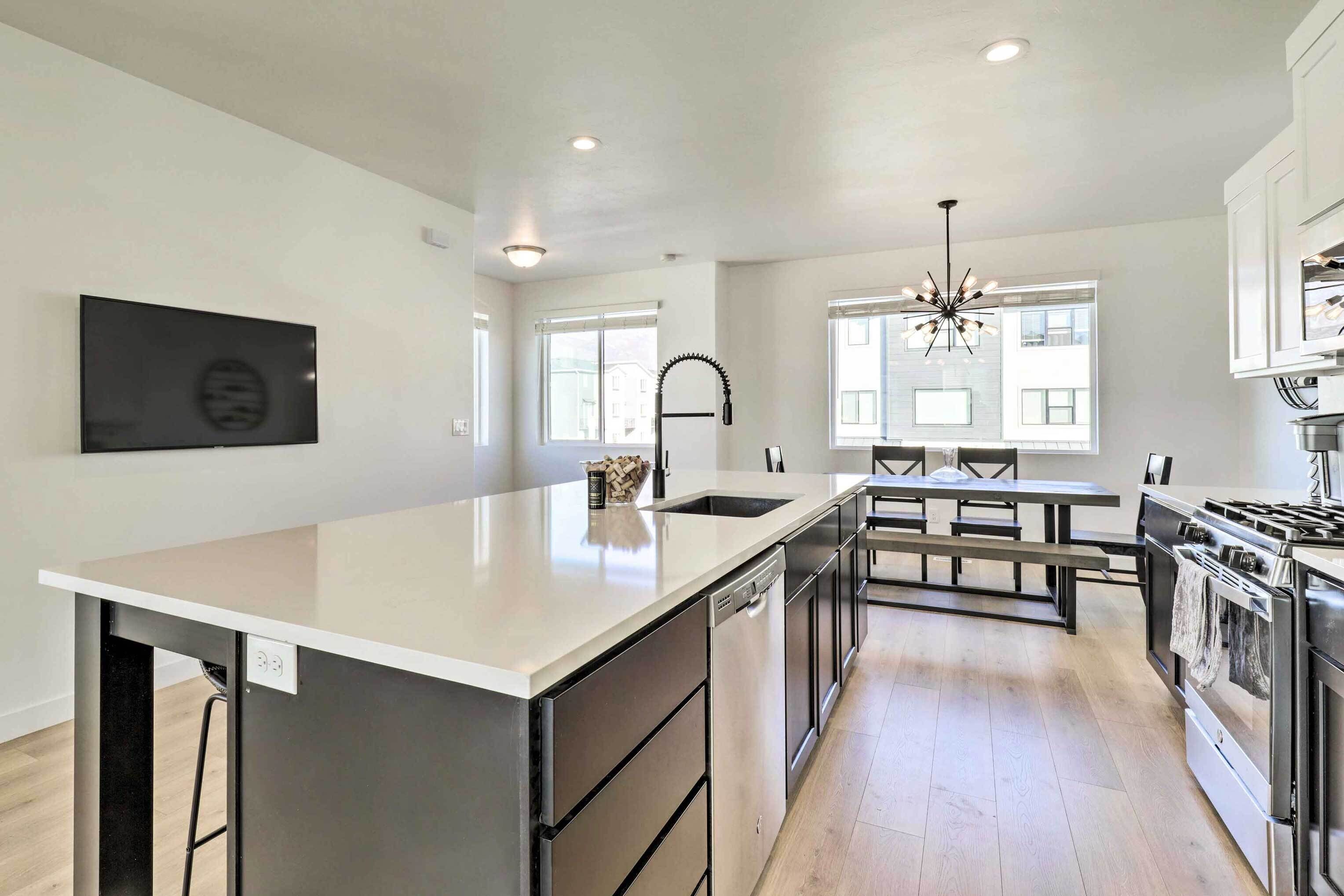 Fridge, microwave, stovetop, dishwasher