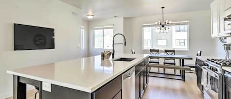 Fridge, microwave, stovetop, dishwasher