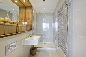 Ensemble douche/baignoire, sèche-cheveux, serviettes fournies