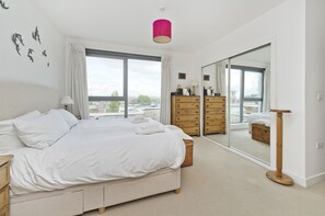 2 habitaciones, escritorio, tabla de planchar con plancha y wifi gratis 