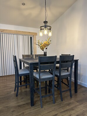 Dining - The Sunrise! Close to Wake forest University. 2 King beds. Quiet neighborhood! (Winston-Salem)