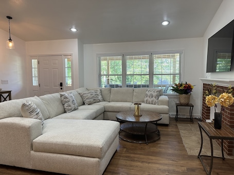 Smart TV, fireplace. The Sunrise! Close to Wake forest University. 2 King beds. Quiet neighborhood!