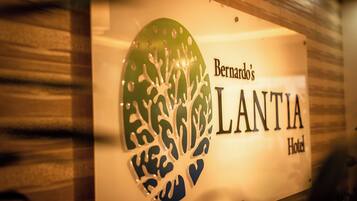 Une enseigne d’hôtel avec un motif d’arbre et le nom « Bernardo’s LANTIA Hotel ».