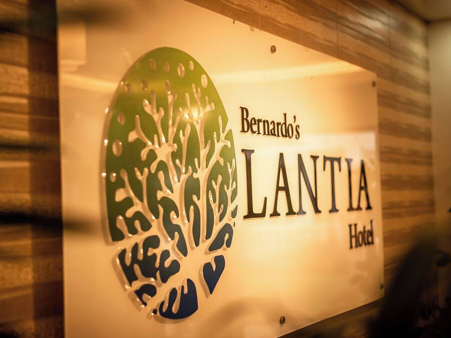 Une enseigne d’hôtel avec un motif d’arbre et le nom « Bernardo’s LANTIA Hotel ».