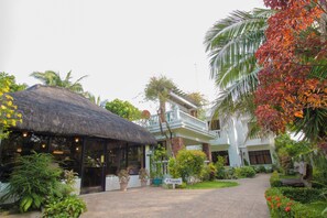 Vista frontal de la propiedad